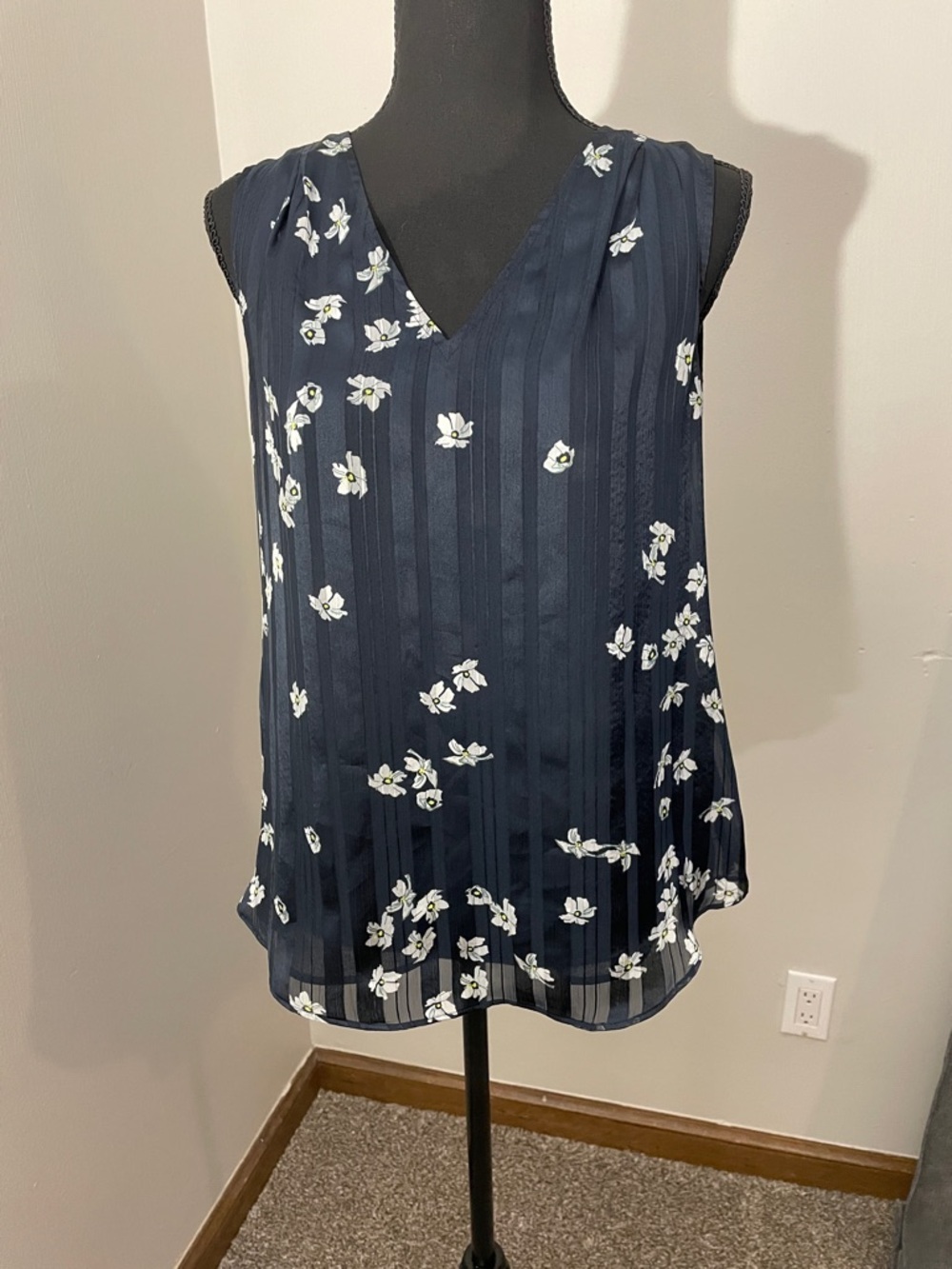 Banana Republic Navy Floral V-Neck Sleeveless Camisole